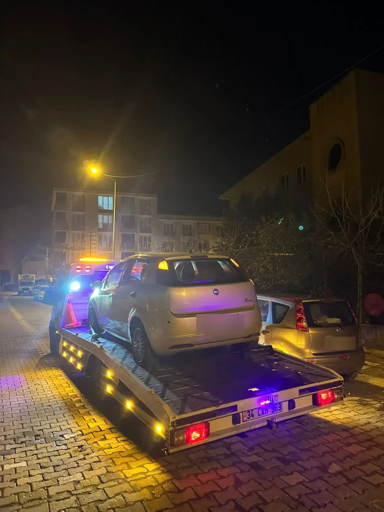Gece yol kenarında Emre Oto Kurtarma çekicisi