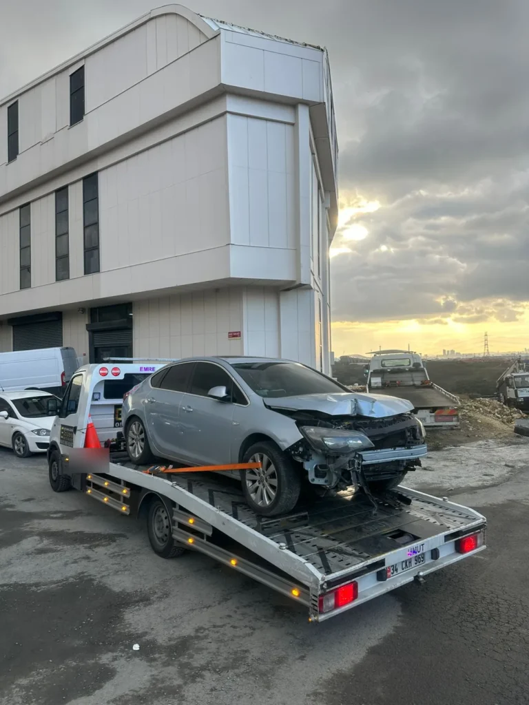 Önü hasarlı aracı taşıyan kayar kasa çekici