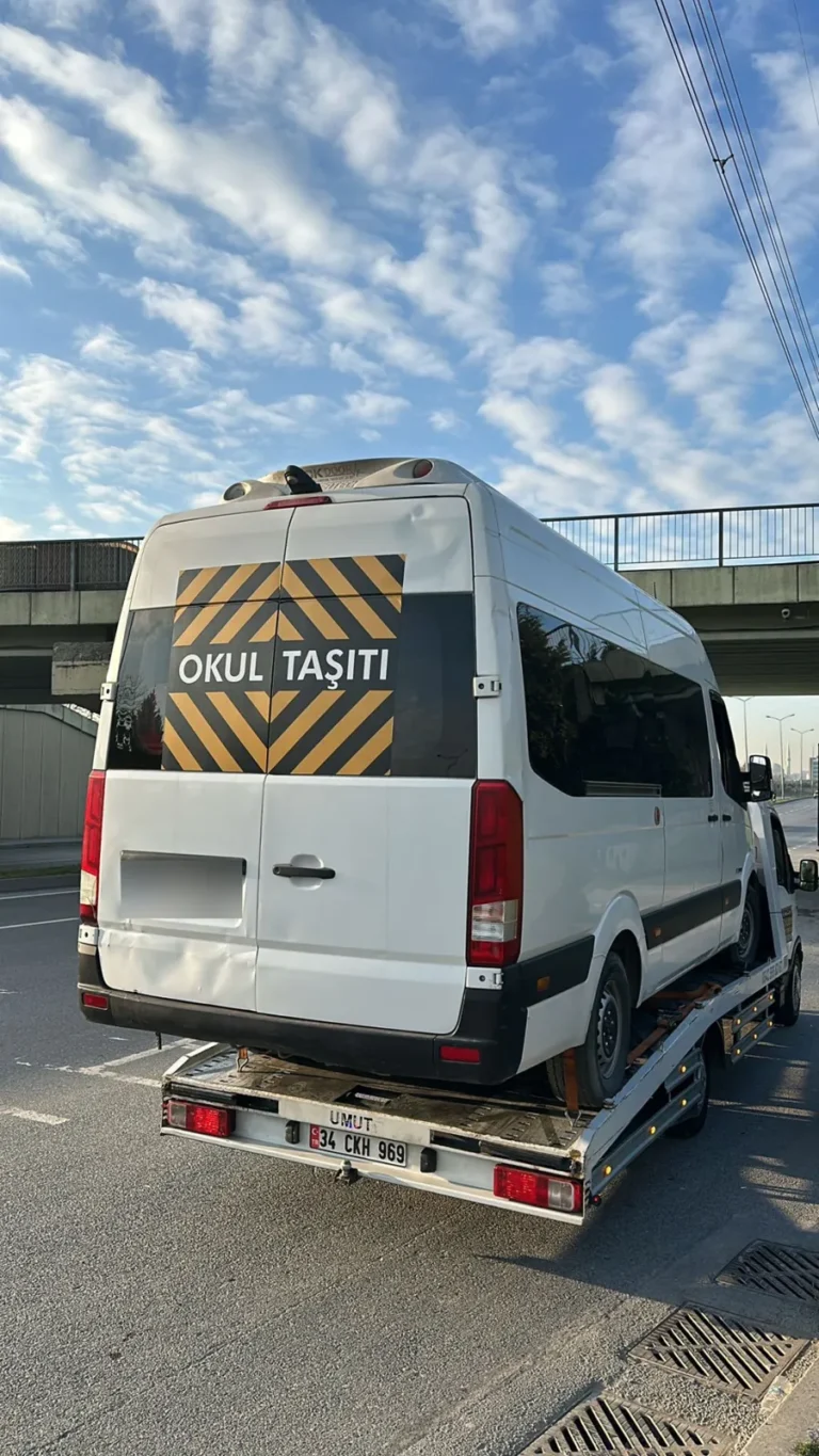 Çekicide taşınan okul taşıtı minibüs