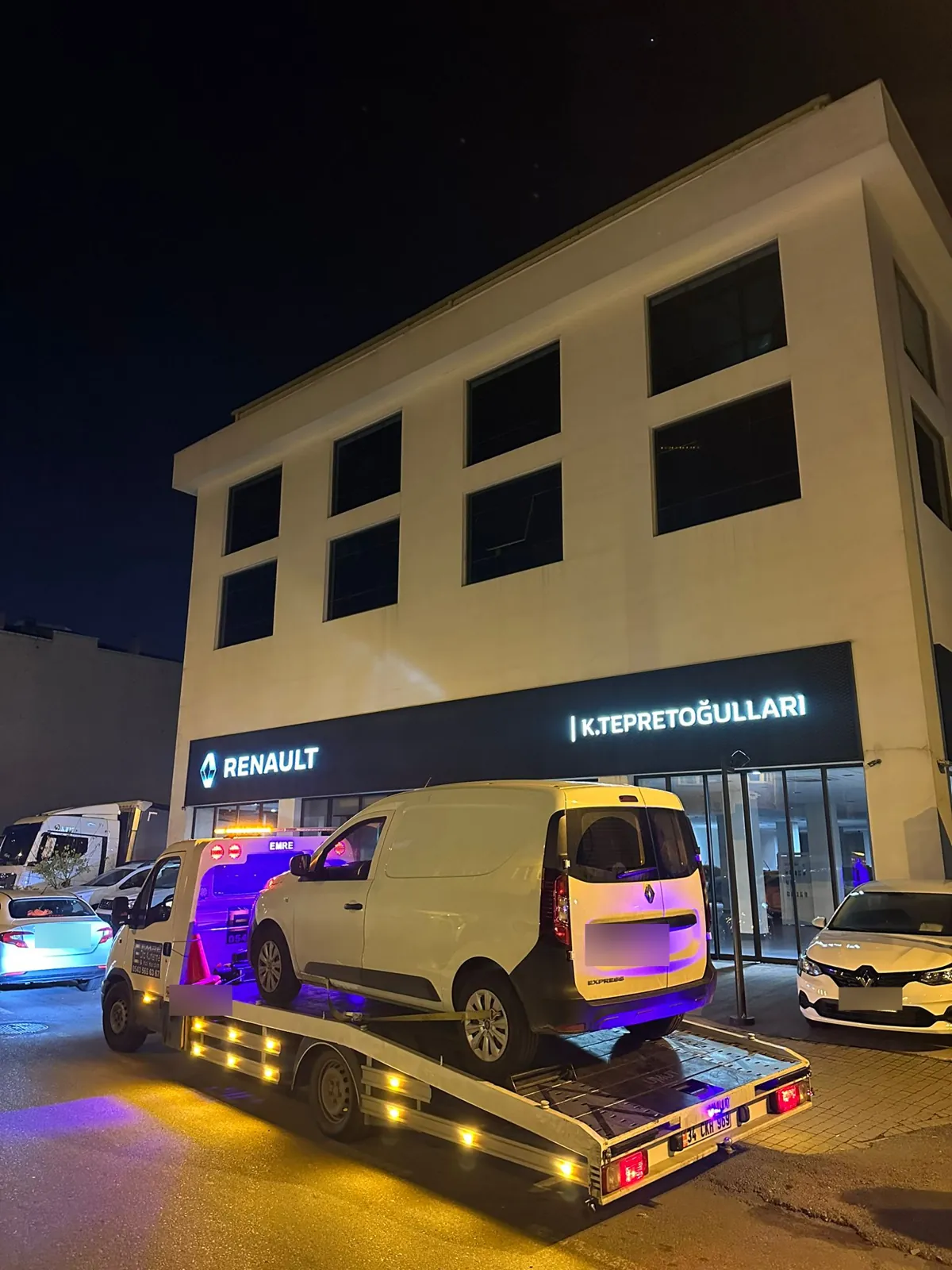 Gece servise araç taşıyan Emre Oto Kurtarma çekicisi